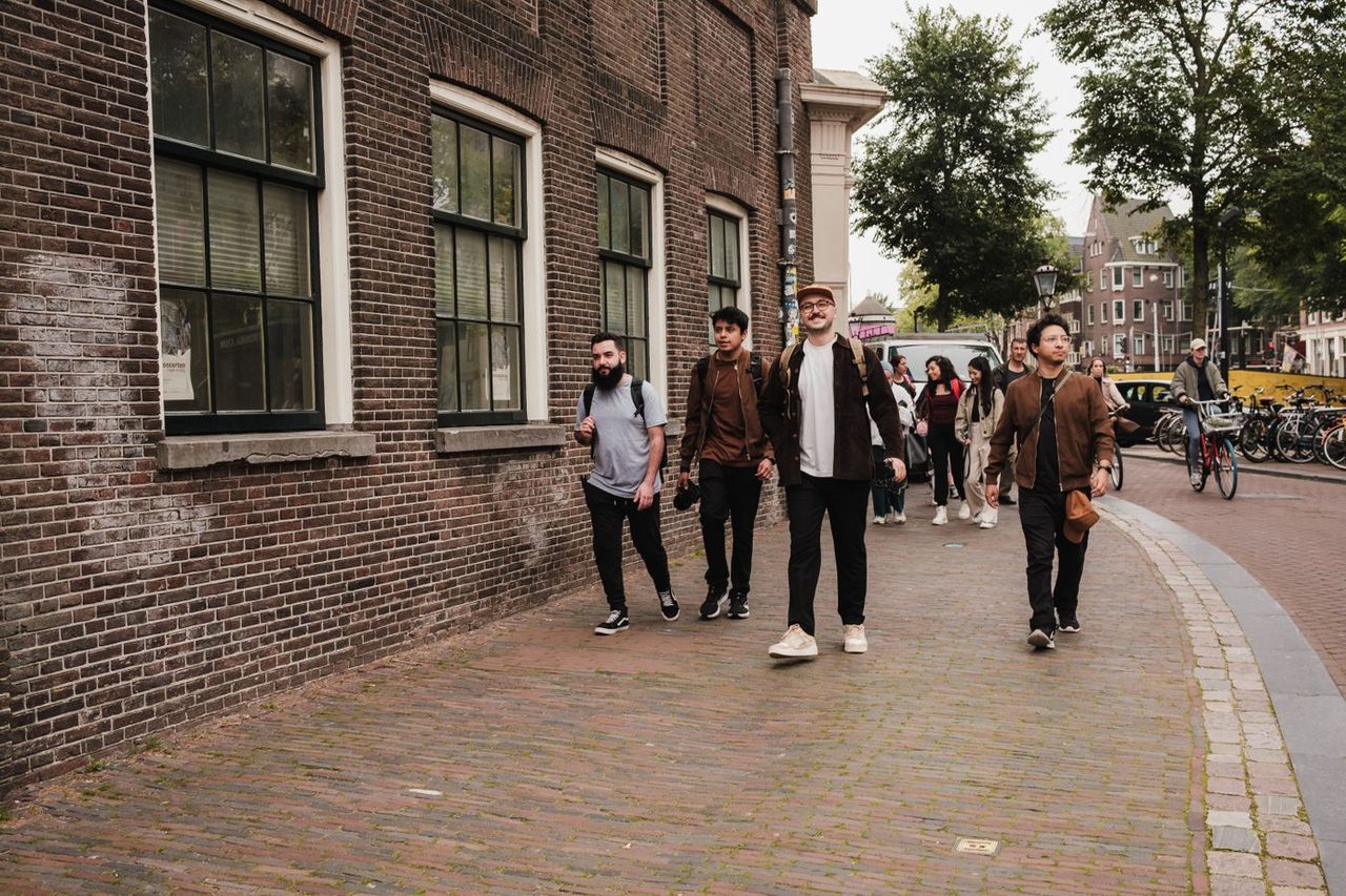 Amsterdamse grachtenhuizen met fietsen in sfeervol avondlicht