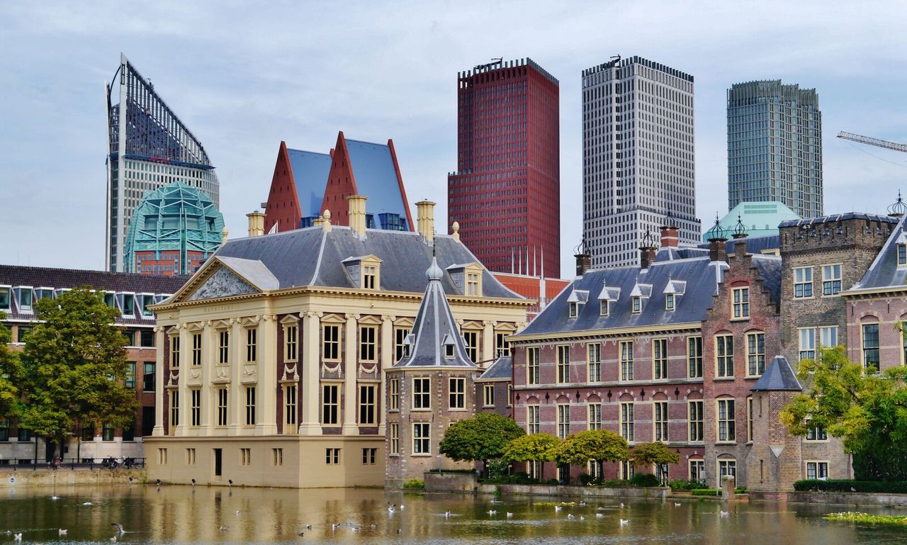 Het Binnenhof en de Hofvijver in Den Haag bij avondschemering
